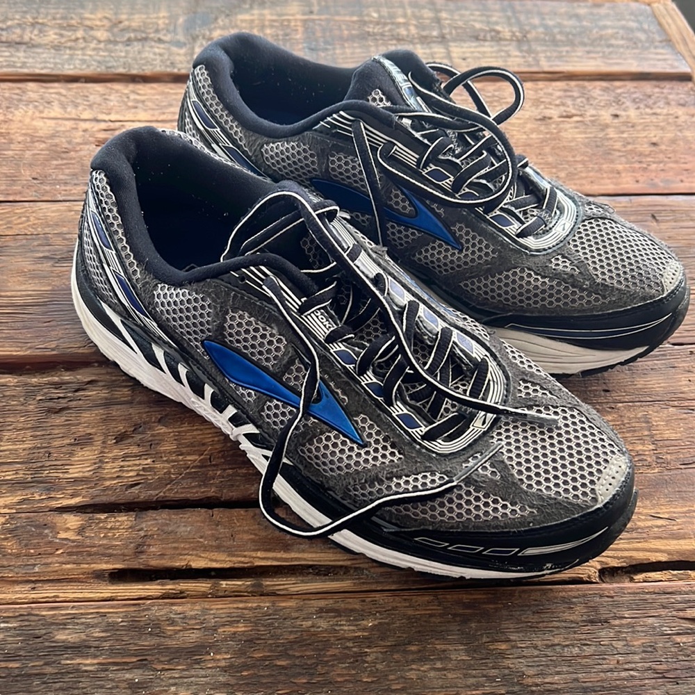 Brooks Dyad men’s gym shoes size 9. (Medium)